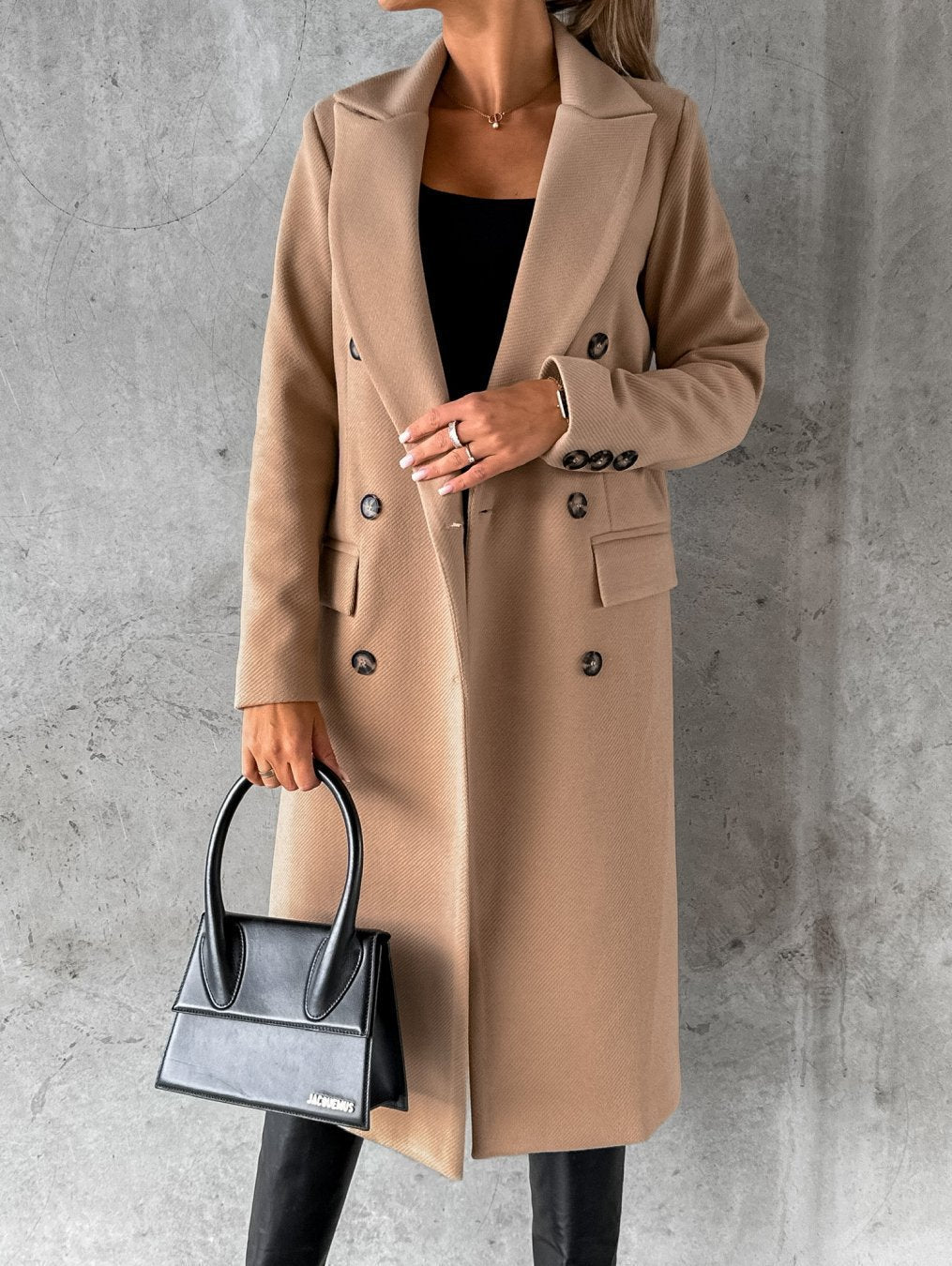 Abrigo elegante de invierno cálido y con estilo