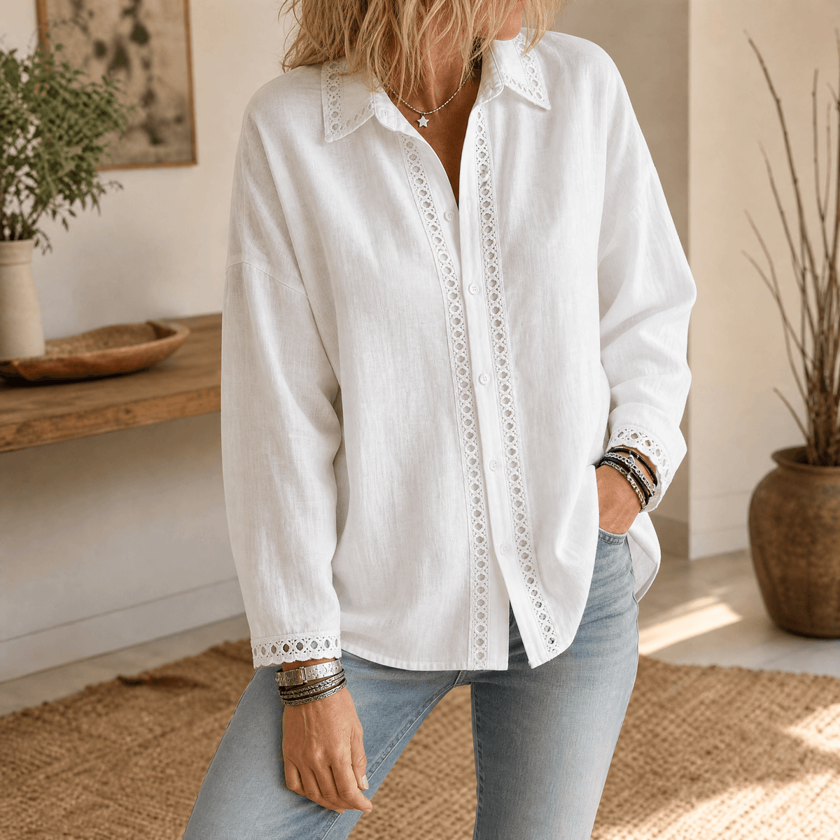 Blusa abotonada para mujer con detalle de calados