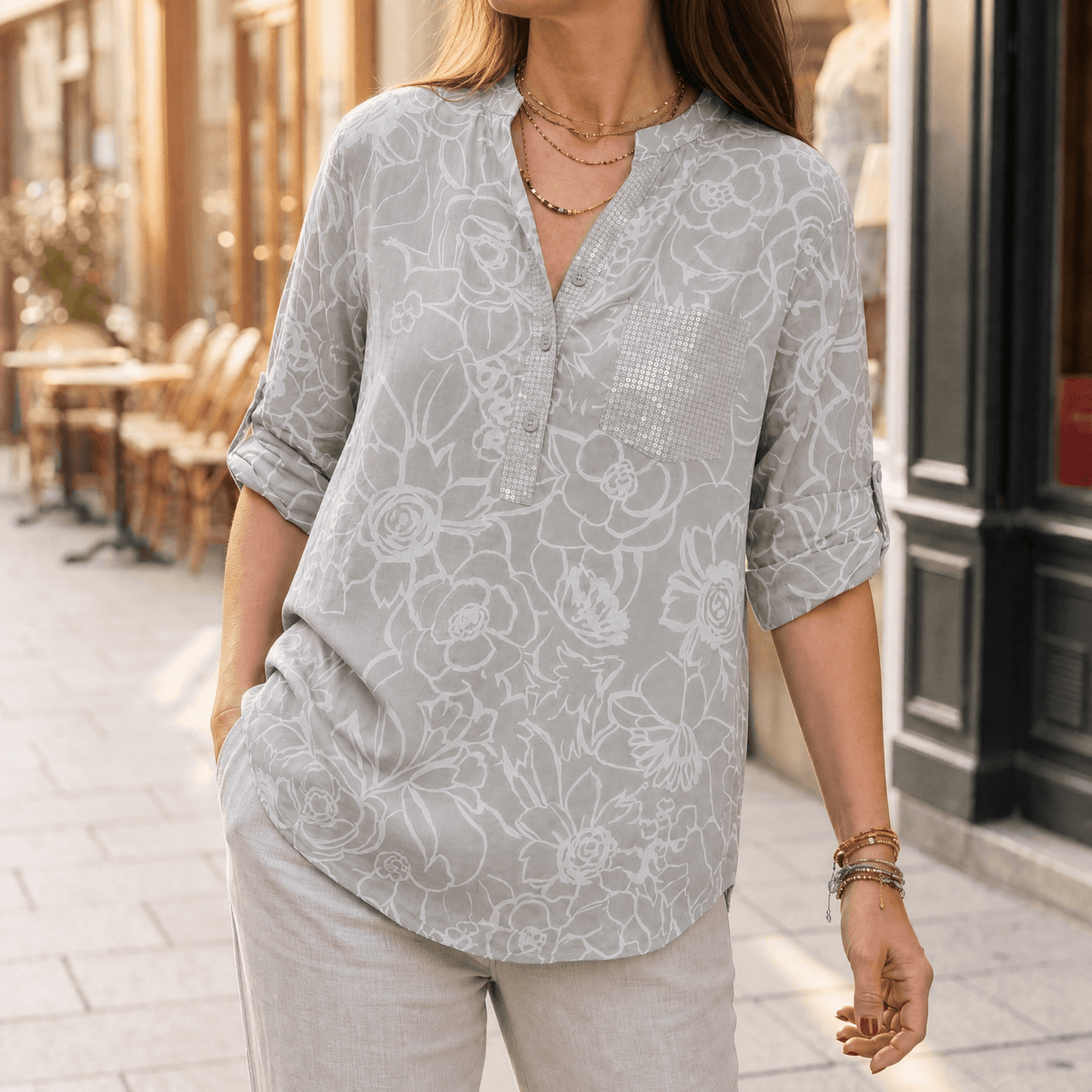 Blusa floral con bolsillo de lentejuelas