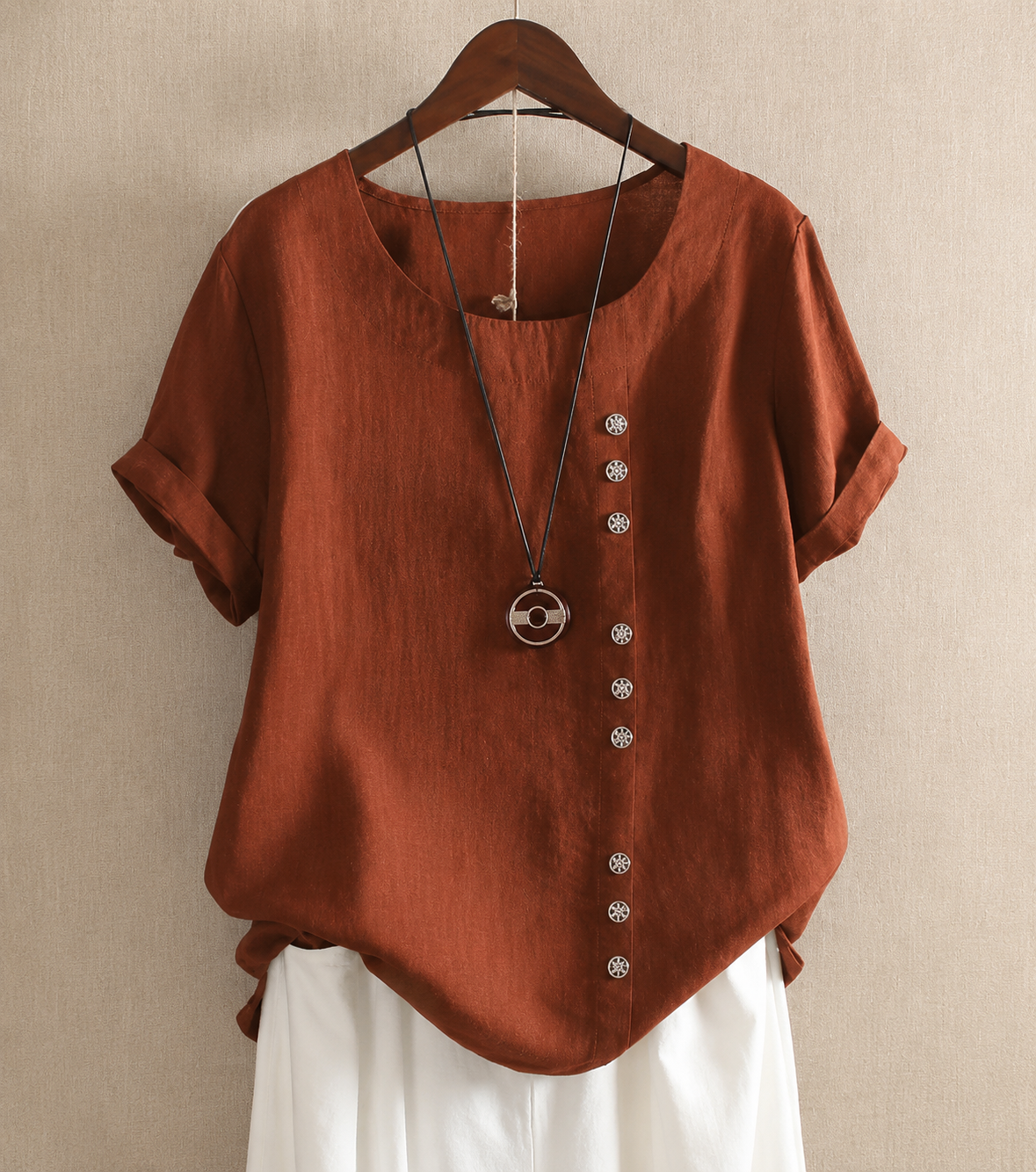 Blusa monocromática de manga corta y cuello redondo