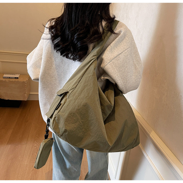 Bolso hobo espacioso para uso diario