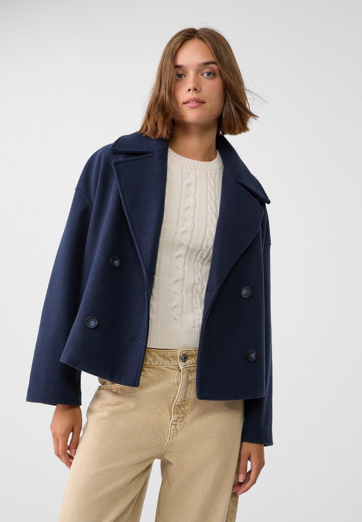Chaqueta corta con doble abotonadura - Elegante y funcional