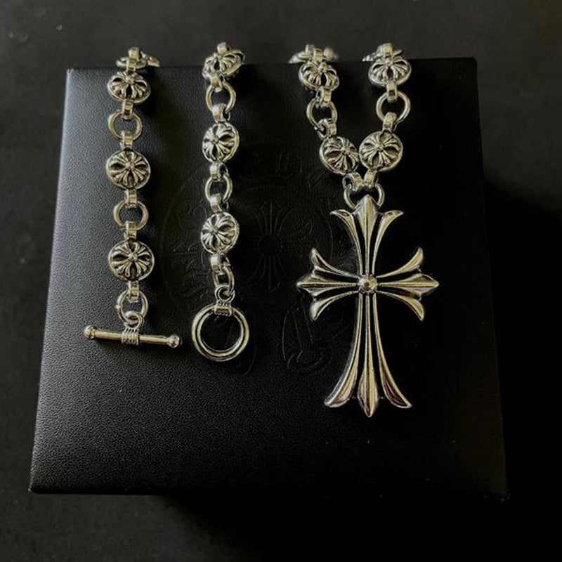 Collar con colgante decorativo en forma de cruz en tonalidad plateada