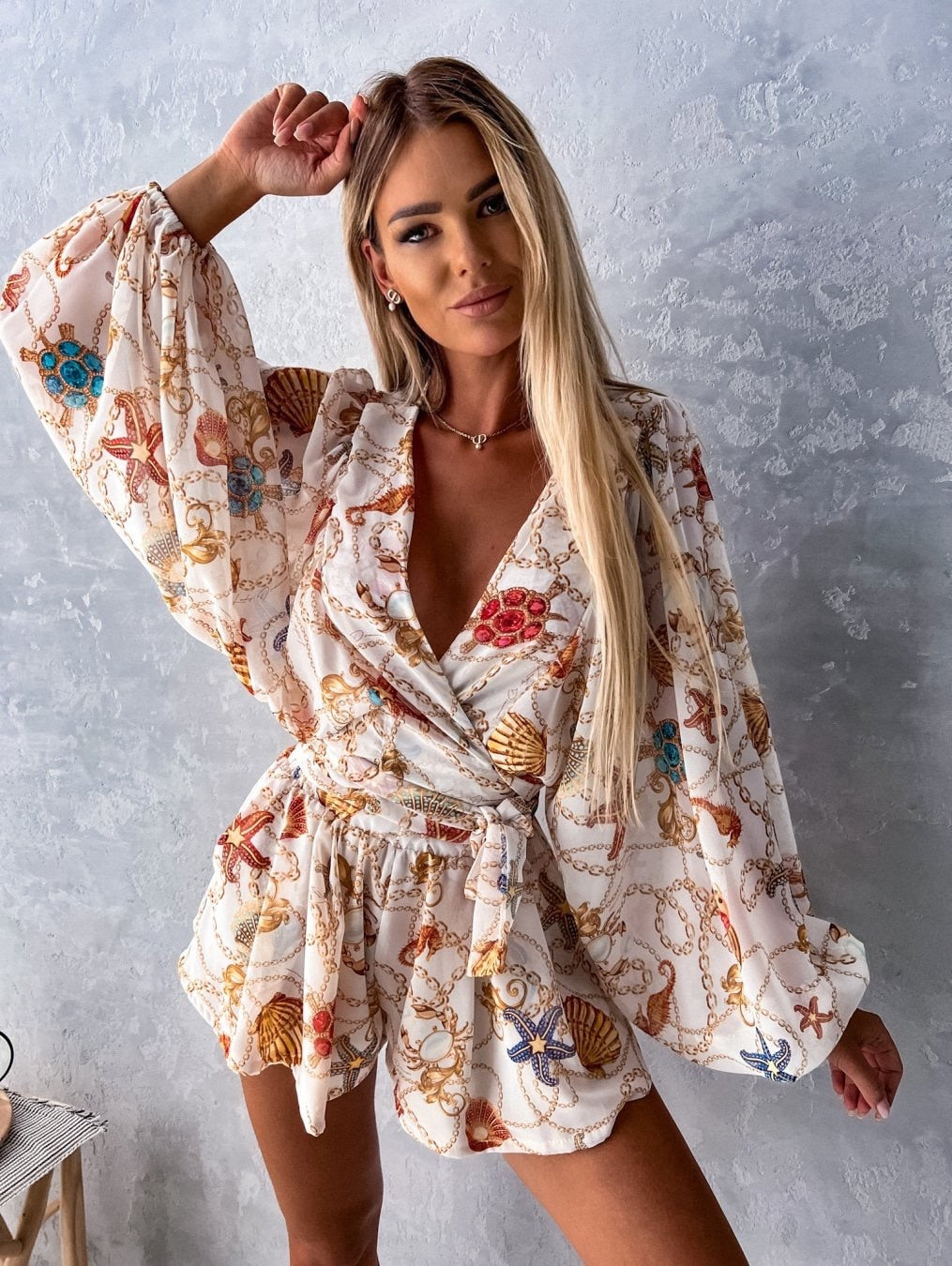 Conjunto de dos piezas para mujer con top cruzado y estampado tropical