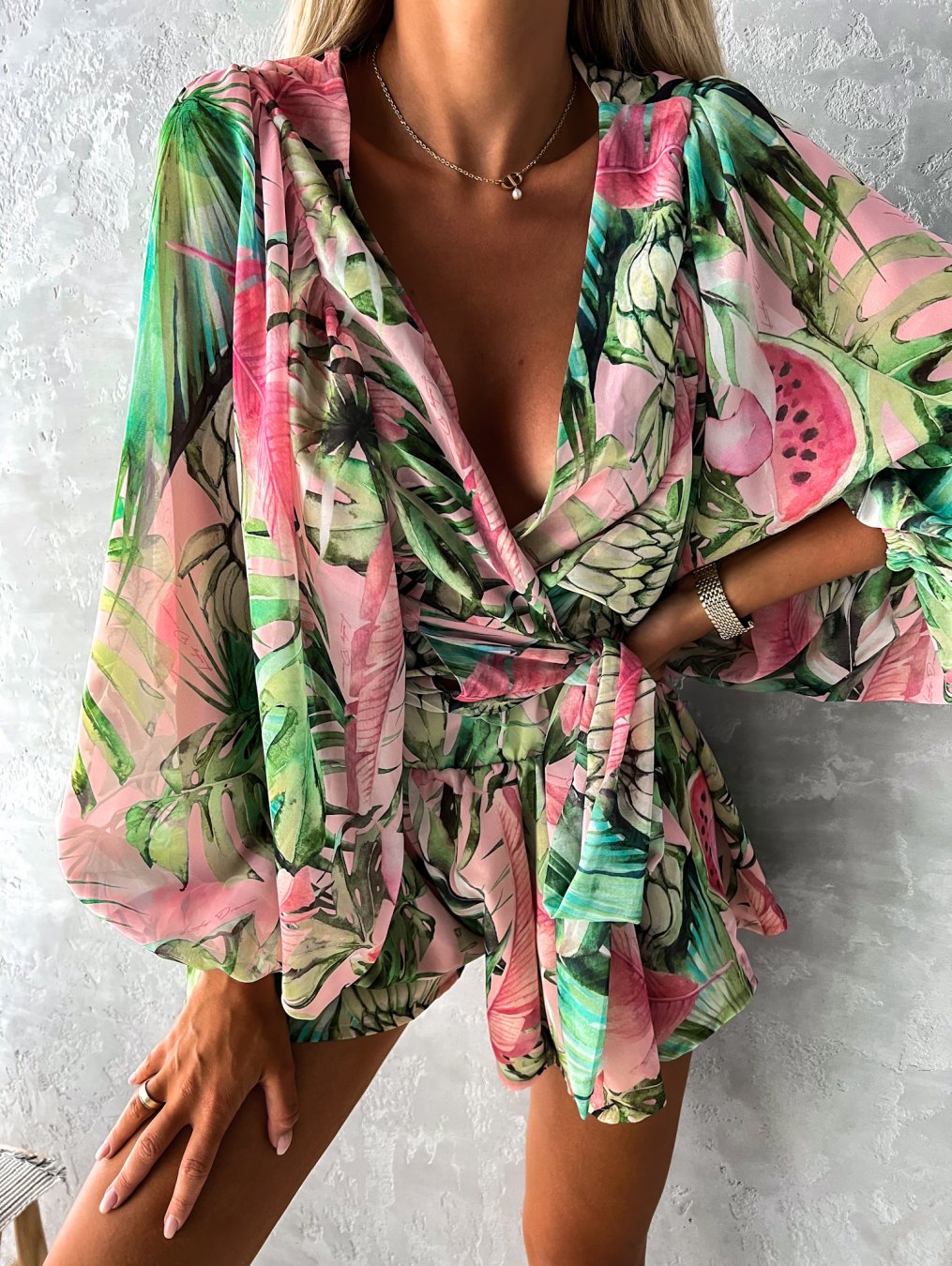 Conjunto de dos piezas para mujer con top cruzado y estampado tropical