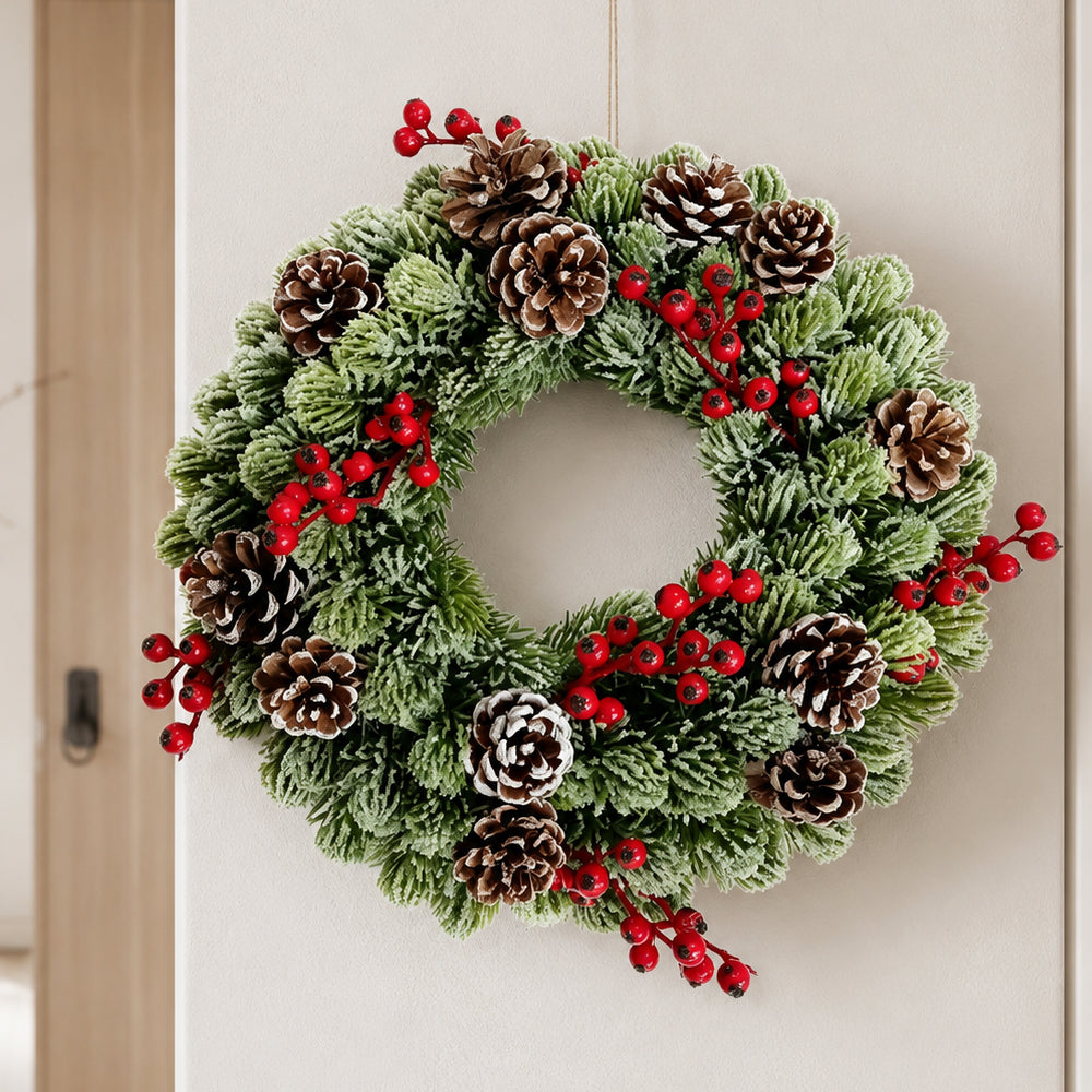 Corona de Navidad de 33 cm – Efecto nieve, bayas rojas y piñas