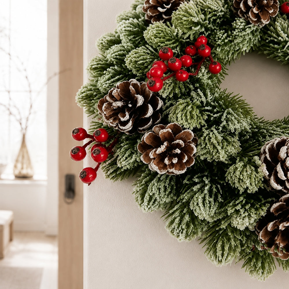 Corona de Navidad de 33 cm – Efecto nieve, bayas rojas y piñas