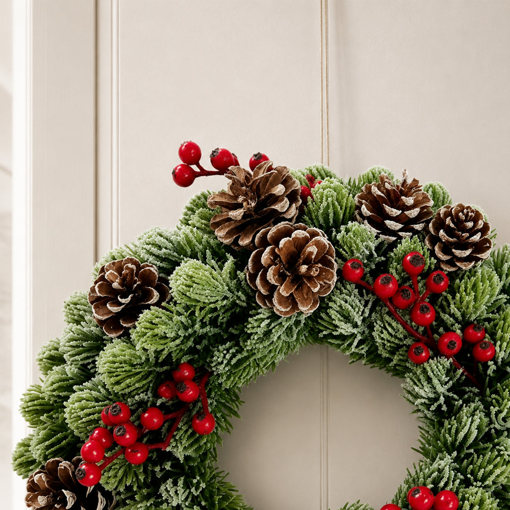 Corona de Navidad de 33 cm – Efecto nieve, bayas rojas y piñas