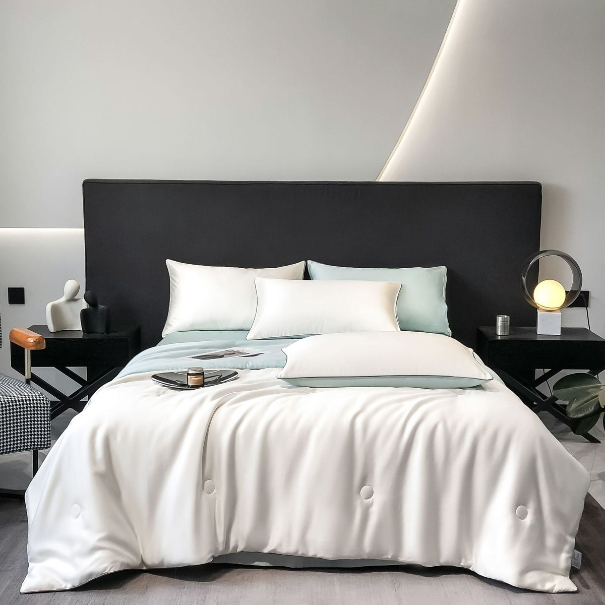 Cubrecama de satén de seda y algodón con borde acolchado y fundas de almohada