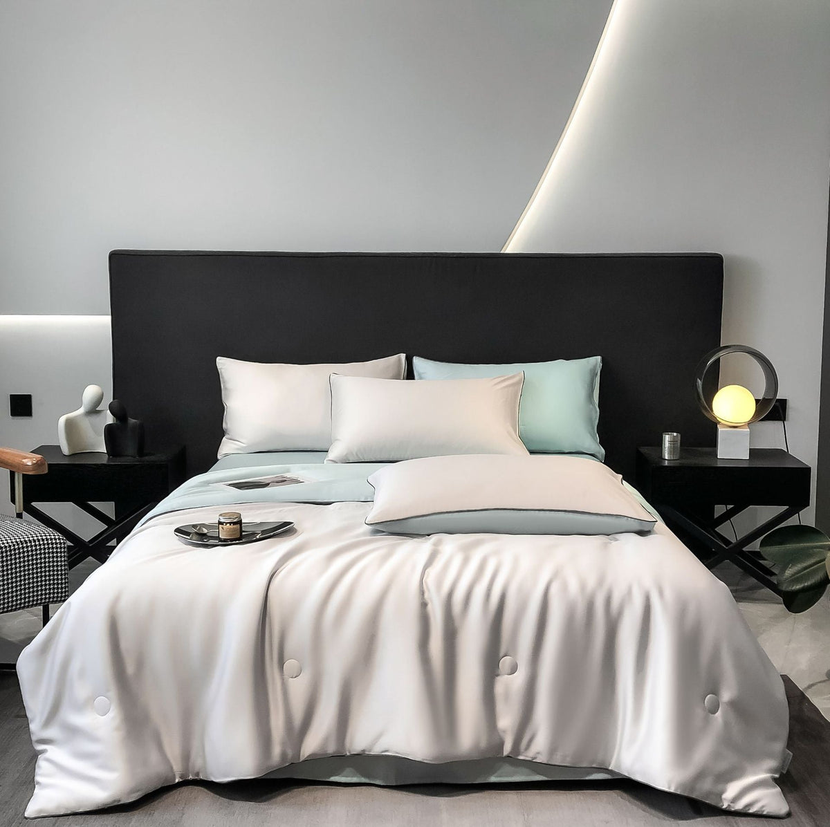 Cubrecama de satén de seda y algodón con borde acolchado y fundas de almohada