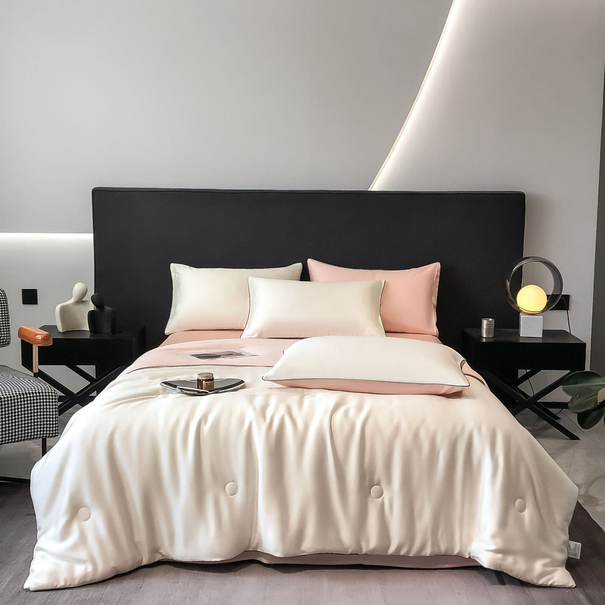 Cubrecama de satén de seda y algodón con borde acolchado y fundas de almohada