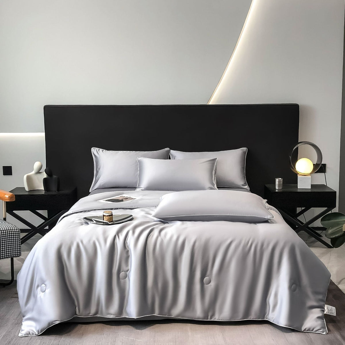 Cubrecama de satén de seda y algodón con borde acolchado y fundas de almohada