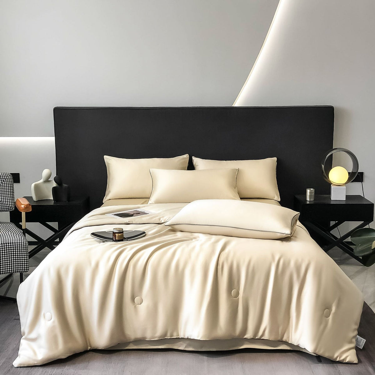 Cubrecama de satén de seda y algodón con borde acolchado y fundas de almohada