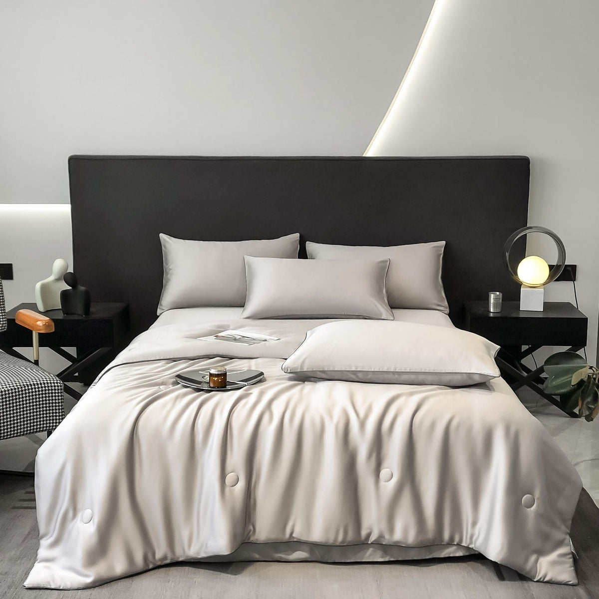 Cubrecama de satén de seda y algodón con borde acolchado y fundas de almohada