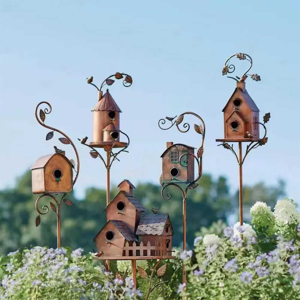 Elegante casa para pájaros con estaca para jardín y terraza