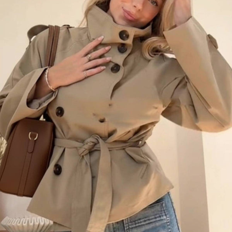 Gabardina corta cruzada con cuello alto para mujer