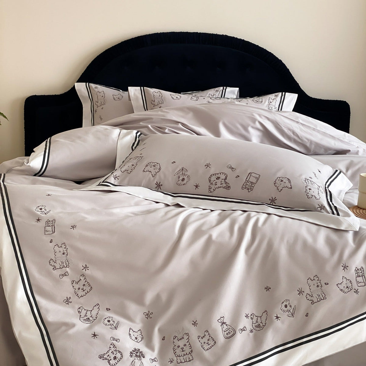 Juego de ropa de cama de satén de algodón con bordado de bocetos de perros adorables y ribete a contraste