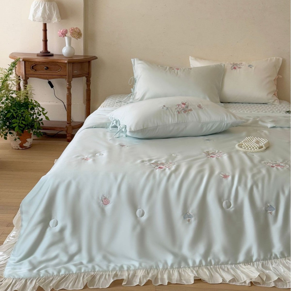 Juego de ropa de cama de satén de estilo romántico con volantes, bordado floral y almohadas con lazos