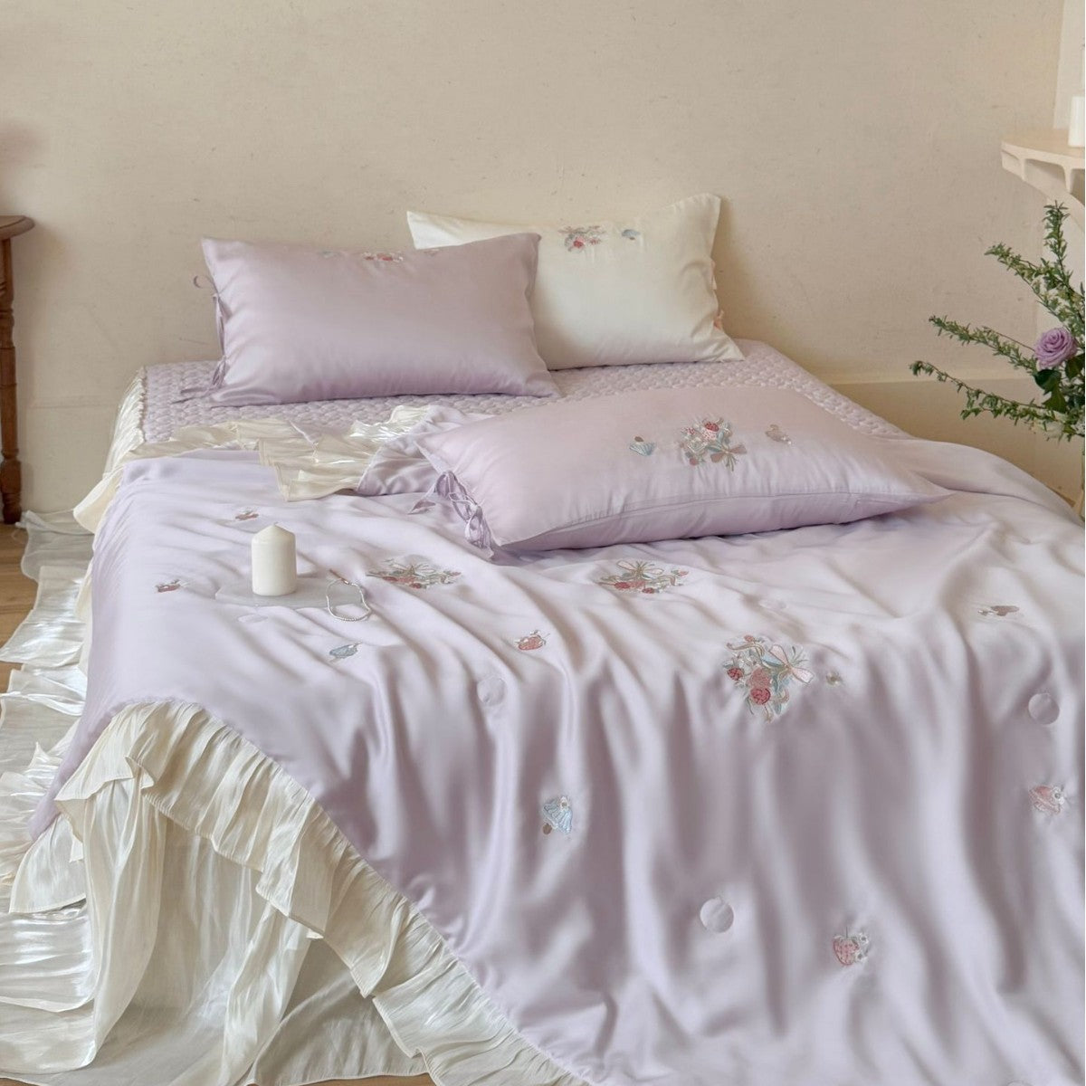Juego de ropa de cama de satén de estilo romántico con volantes, bordado floral y almohadas con lazos