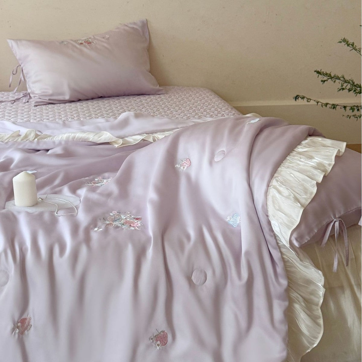 Juego de ropa de cama de satén de estilo romántico con volantes, bordado floral y almohadas con lazos