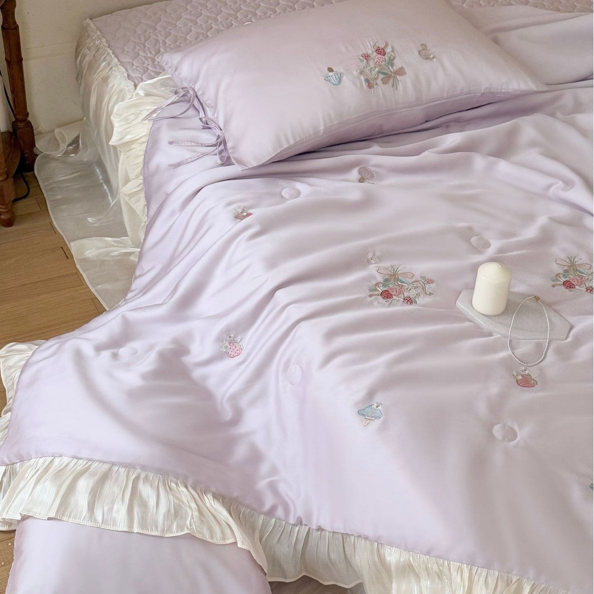 Juego de ropa de cama de satén de estilo romántico con volantes, bordado floral y almohadas con lazos