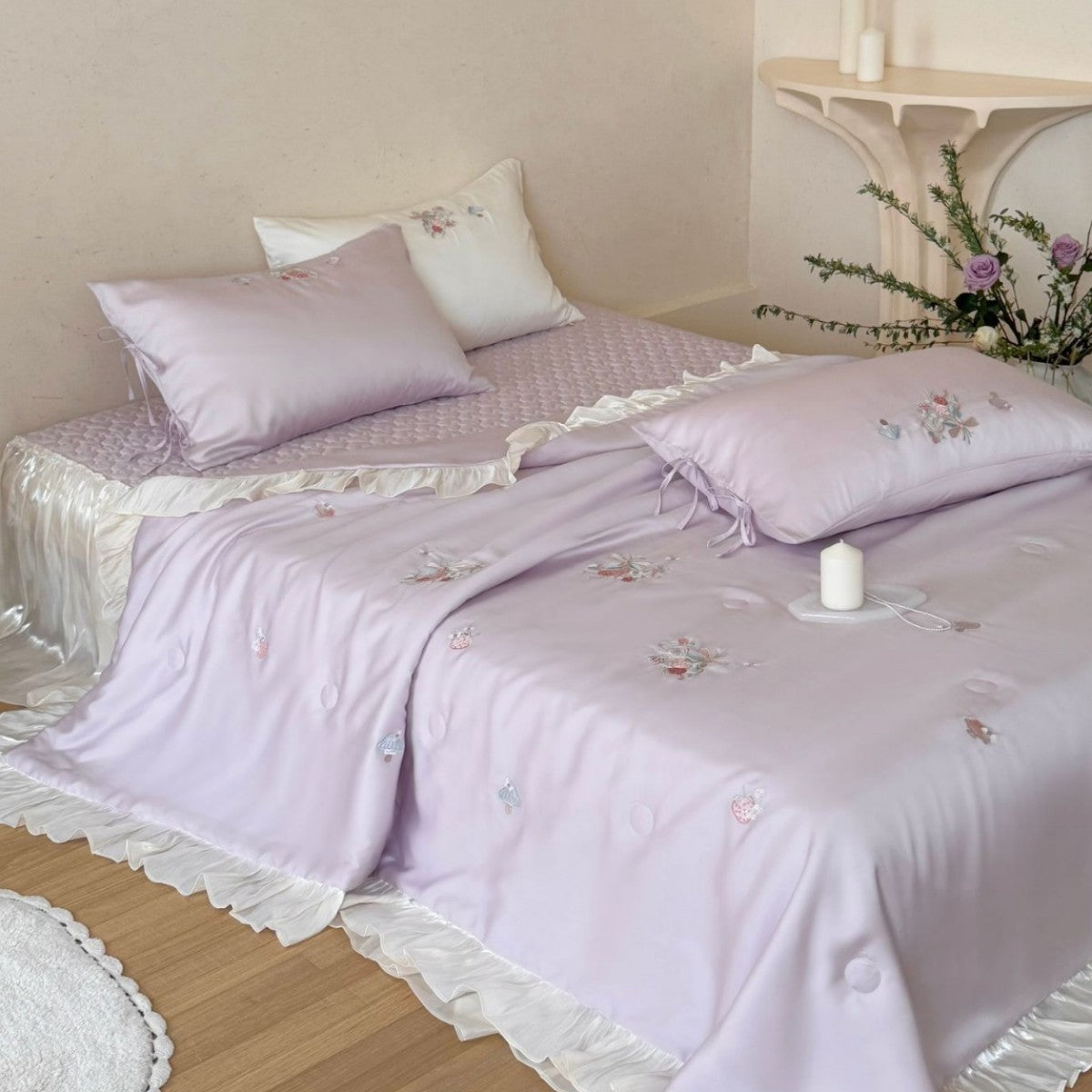 Juego de ropa de cama de satén de estilo romántico con volantes, bordado floral y almohadas con lazos