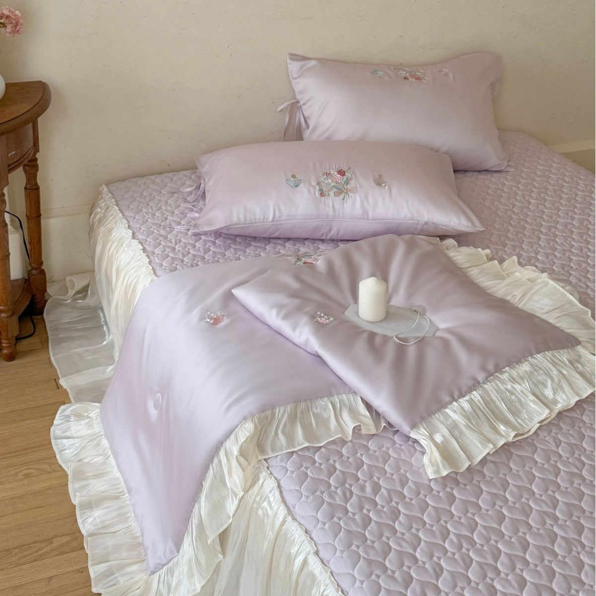 Juego de ropa de cama de satén de estilo romántico con volantes, bordado floral y almohadas con lazos