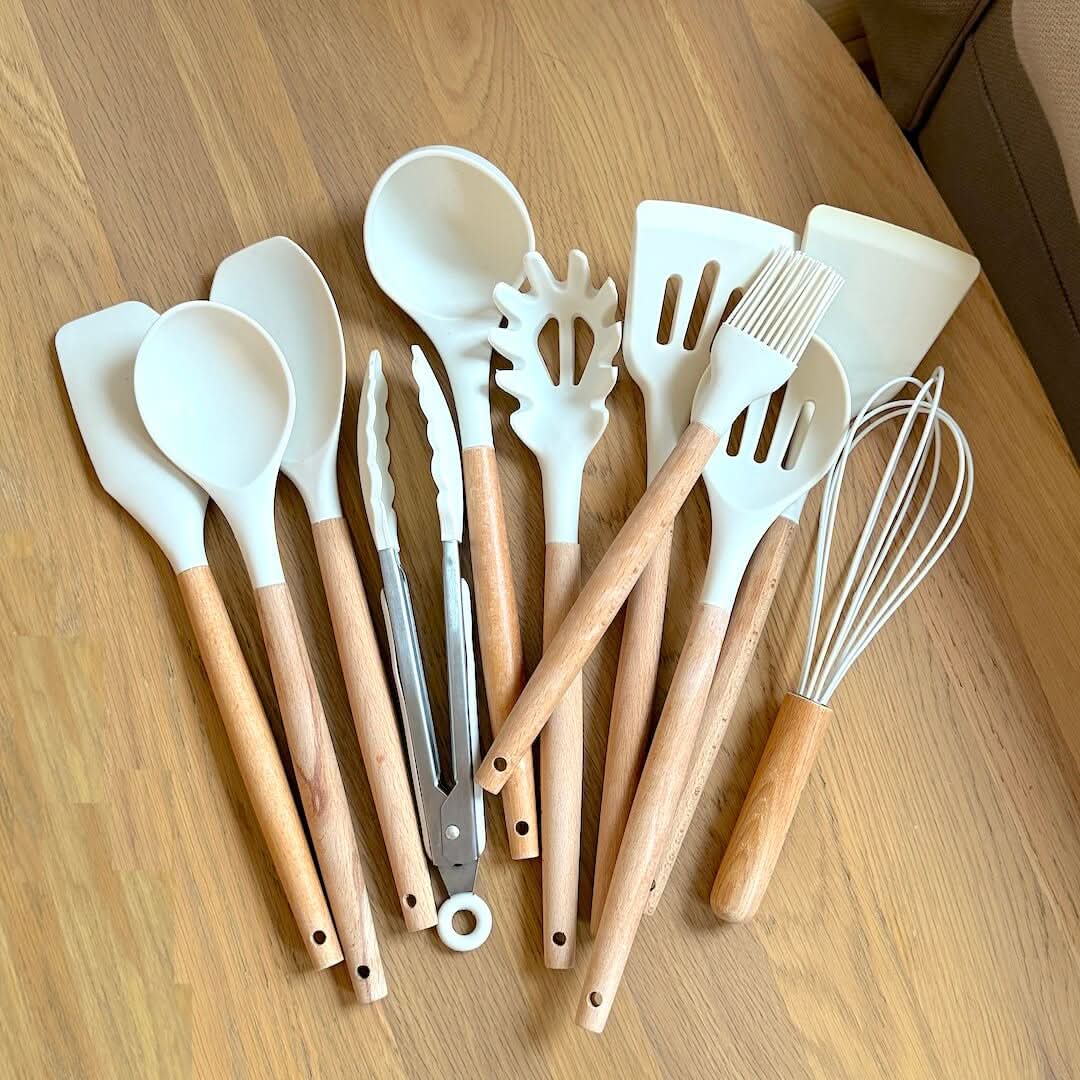 Juego de utensilios de cocina de silicona no tóxica y libre de BPA con mangos de madera