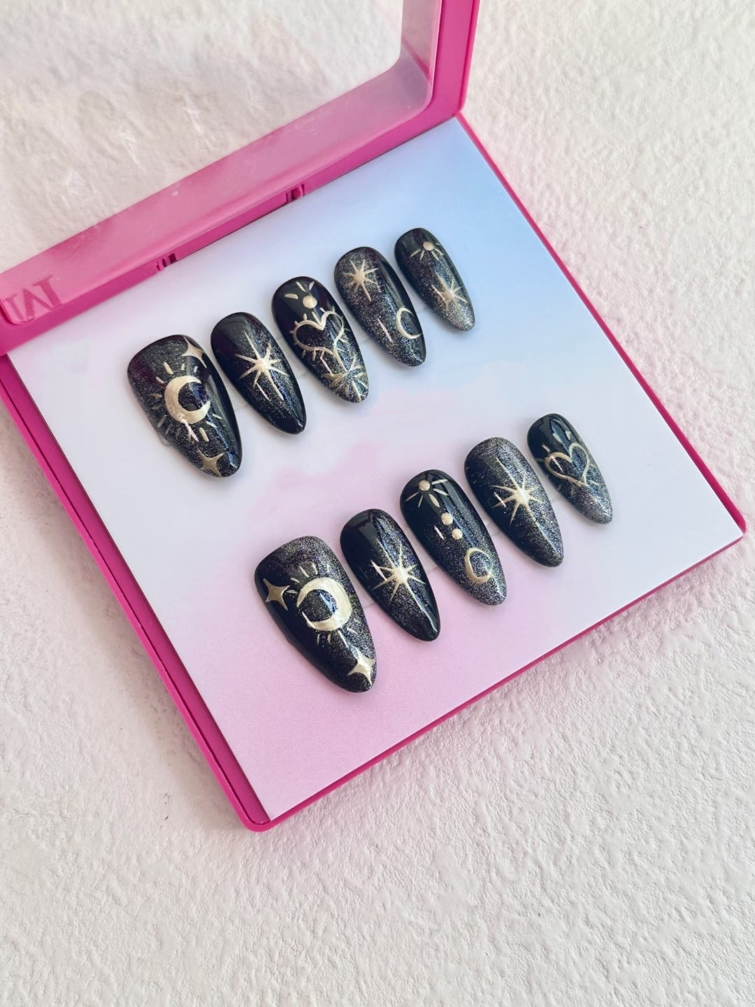 Kit de uñas postizas press-on con diseños celestiales y metálicos