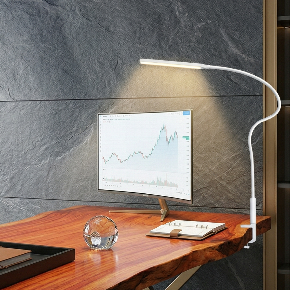 Lámpara de escritorio con brazo flexible, alimentación USB y acabado plateado