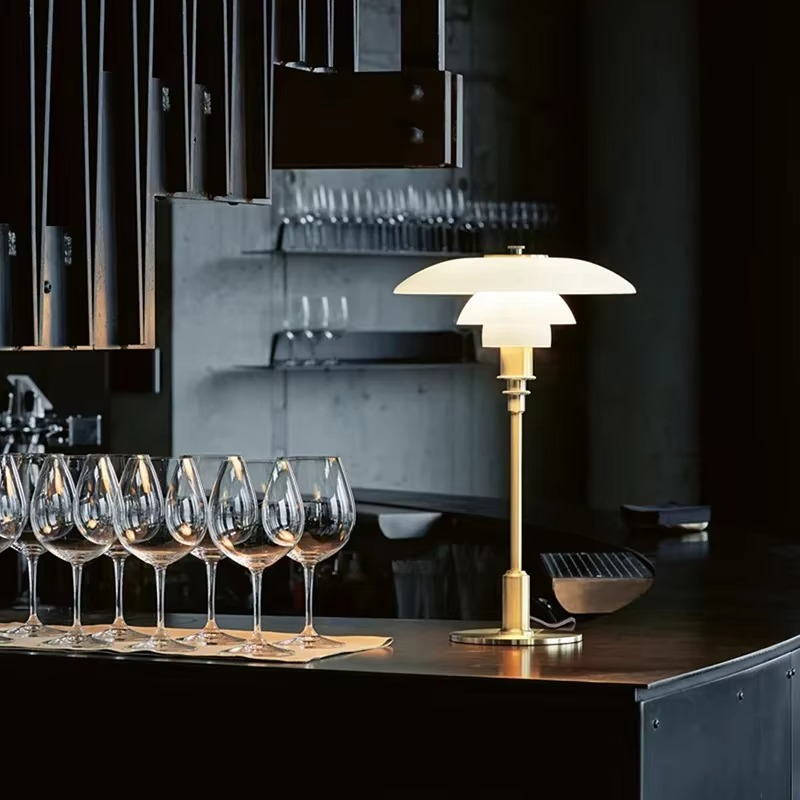 Lámpara de mesa LED de diseño danés
