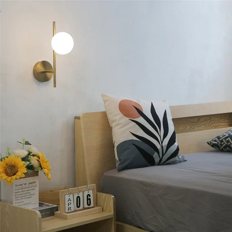 Lámpara de pared: diseño moderno con doble esfera en color dorado