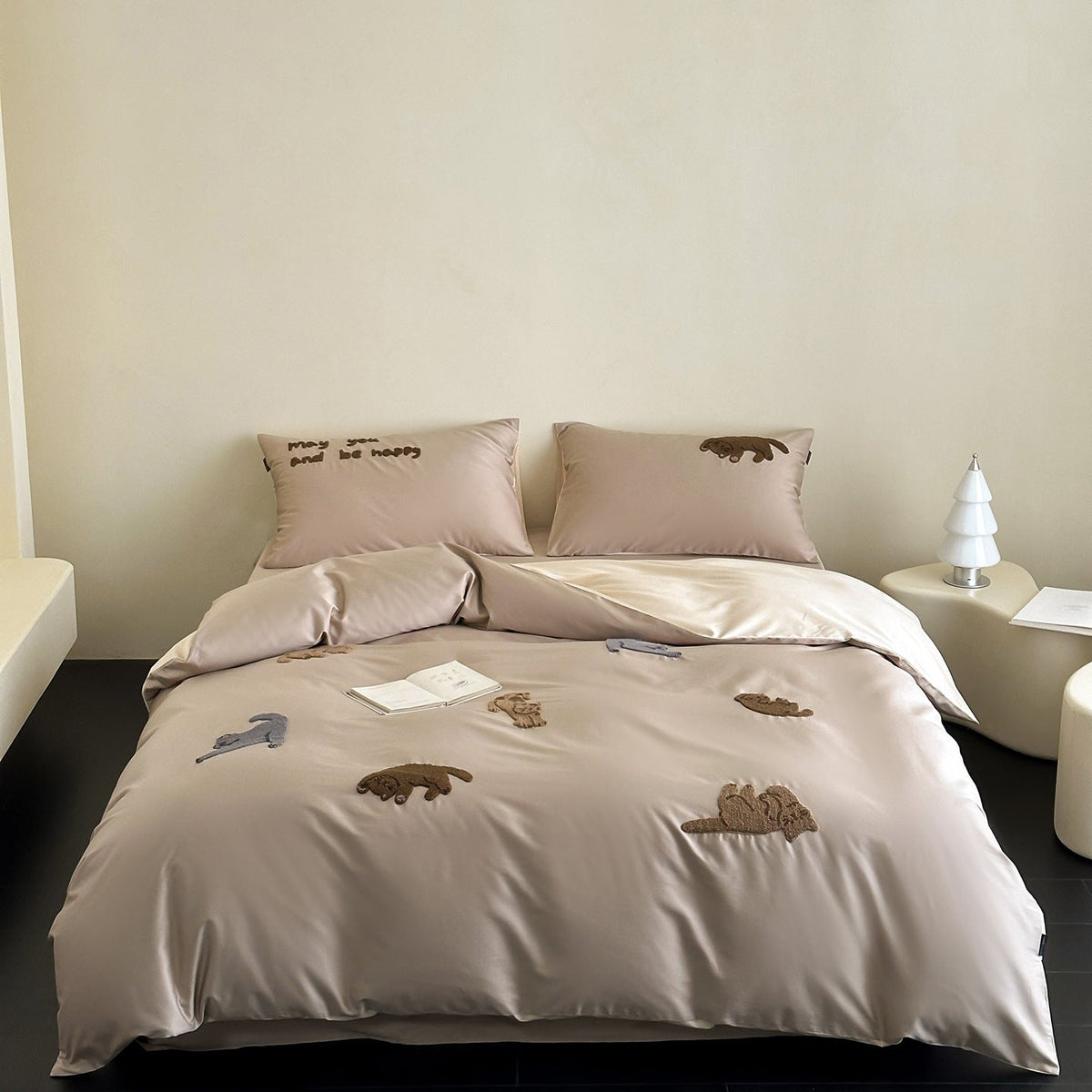 Lujoso juego de ropa de cama de efecto satén con apliques de animales de peluche