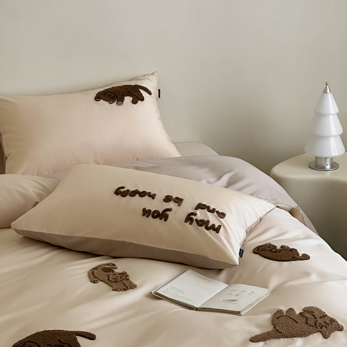 Lujoso juego de ropa de cama de efecto satén con apliques de animales de peluche