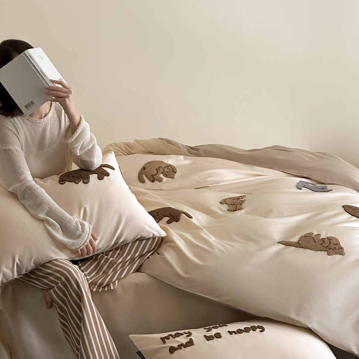 Lujoso juego de ropa de cama de efecto satén con apliques de animales de peluche