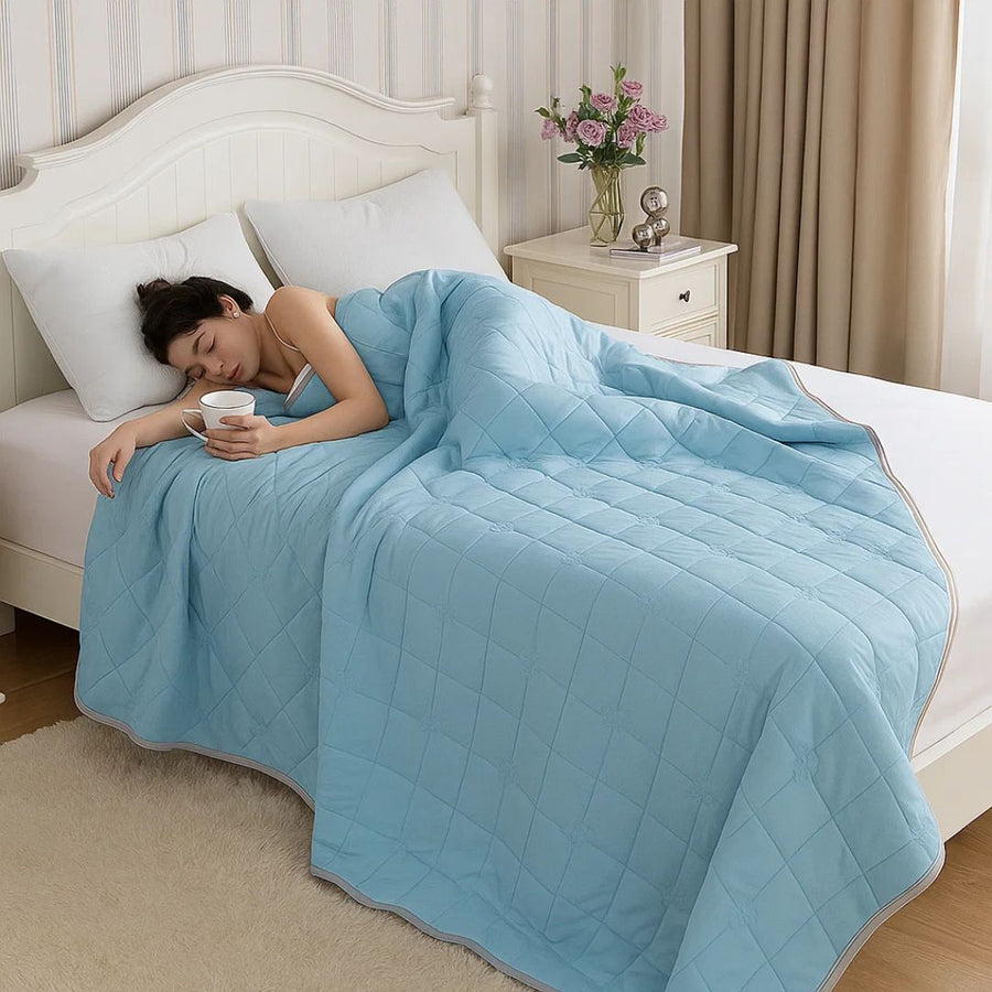 Manta Refrescante de Fibras de Seda Hipoalergénicas – Confort Refrescante Inmediato, Prevención del Sobrecalentamiento y Alivio del Sudor Nocturno para Pieles Sensibles