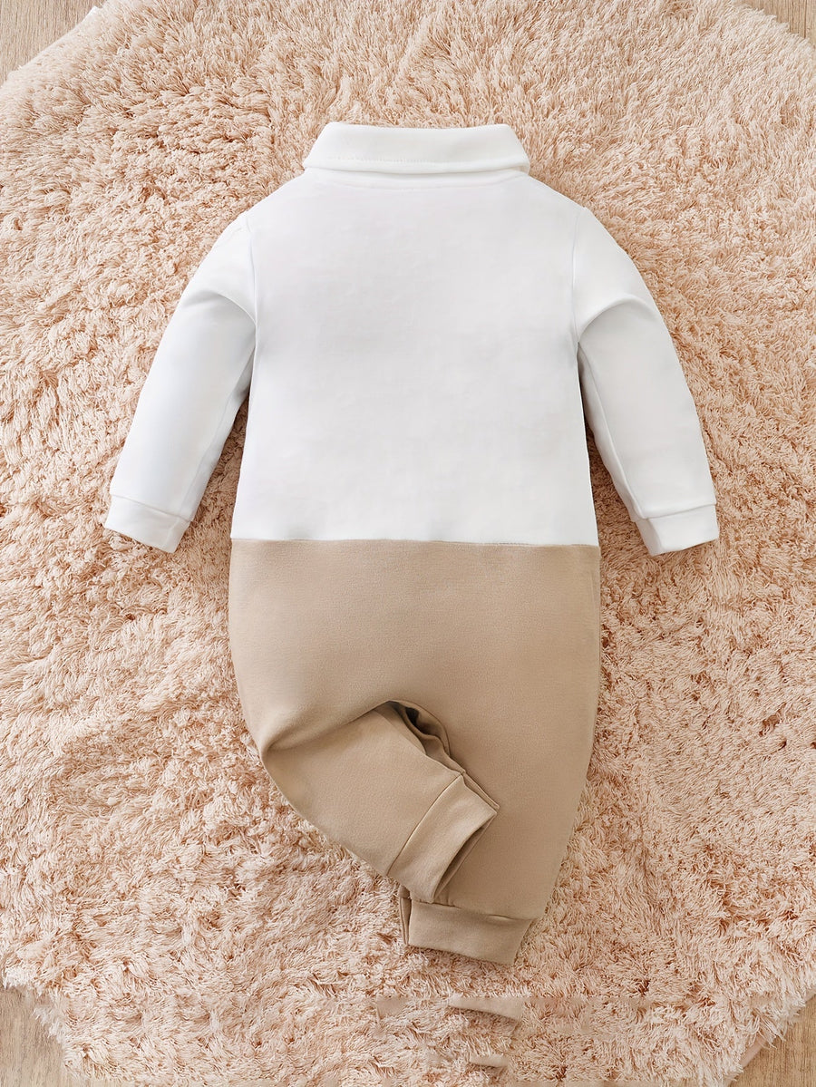 Pelele infantil con chaleco y pajarita