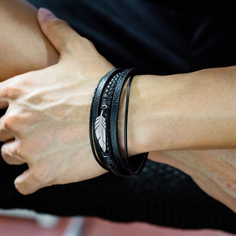 Pulsera con diseño de pluma y acero