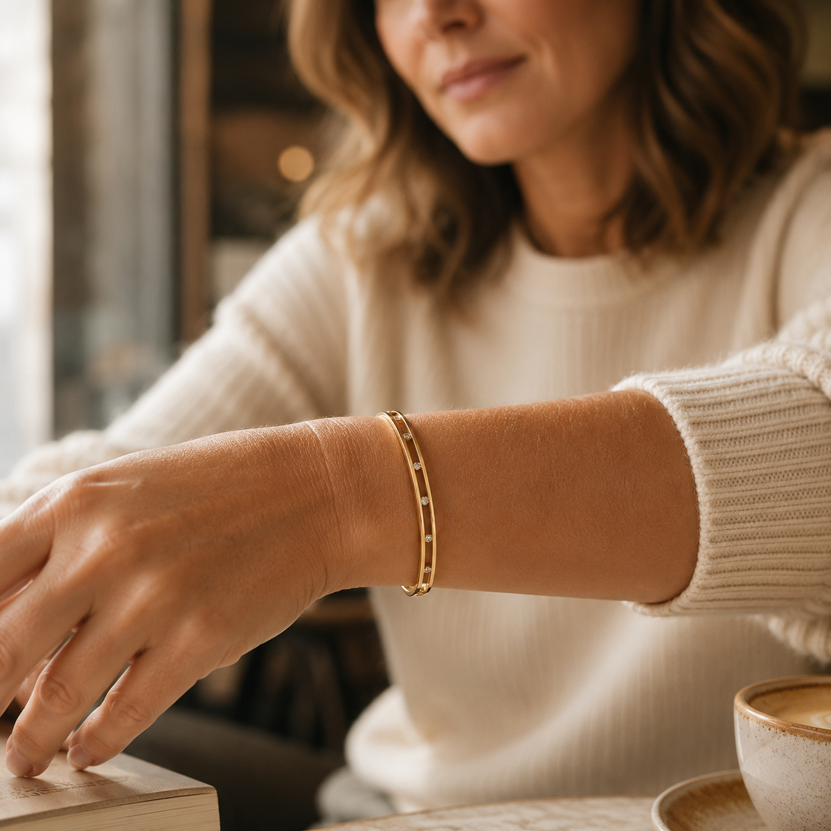 Pulsera Rígida de Oro con Cristales Flotantes