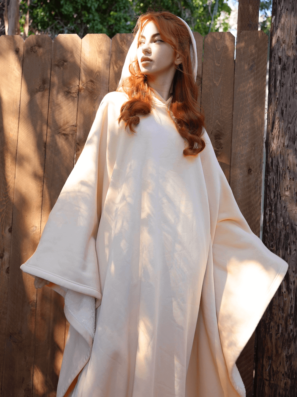 Relájate con nuestra cómoda sudadera con capucha más gruesa