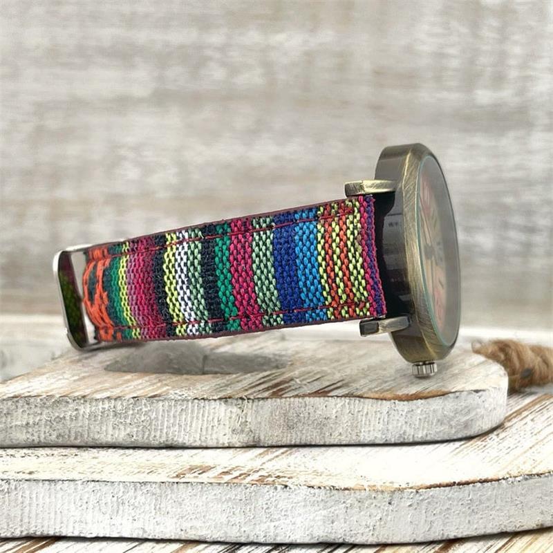 Reloj con esfera de arcoíris multicolor