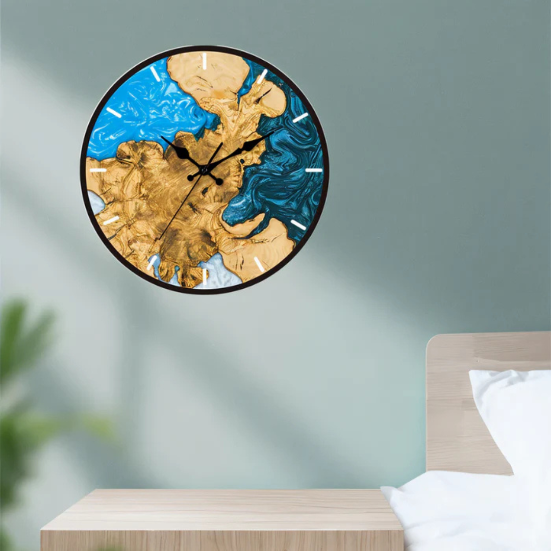 Reloj de pared de diseño minimalista con líneas puras