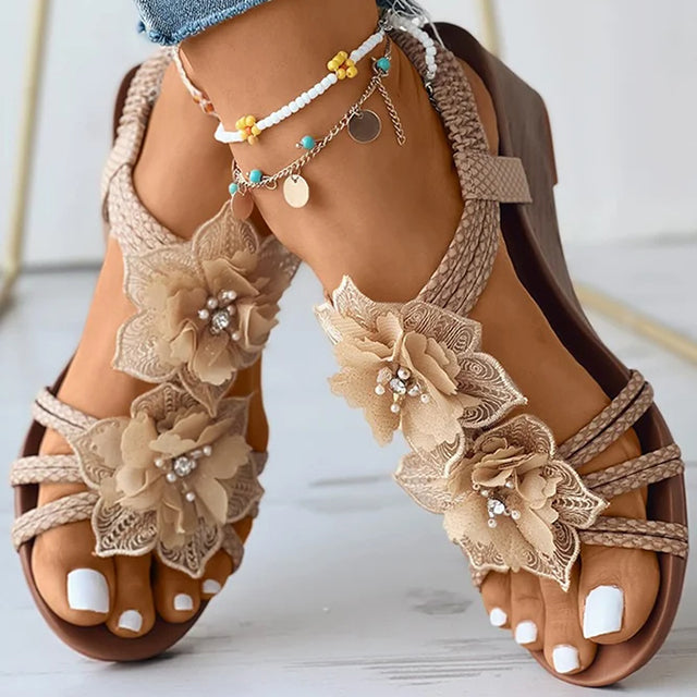 Sandalias con cuña y decoración floral