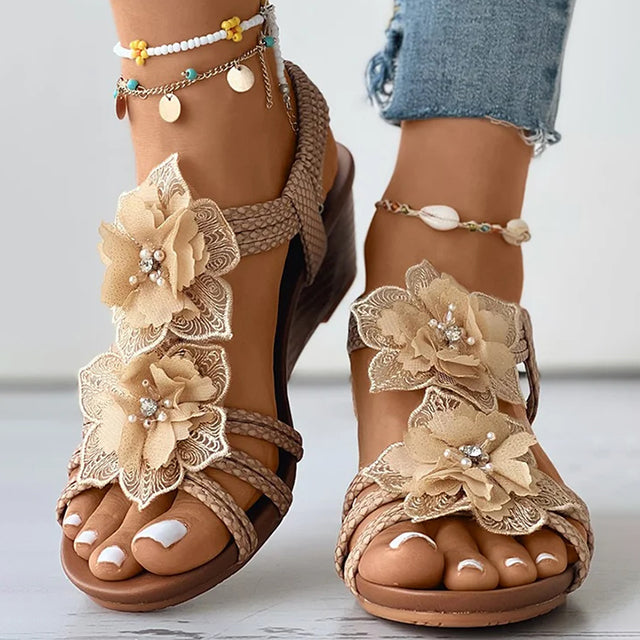 Sandalias con cuña y decoración floral