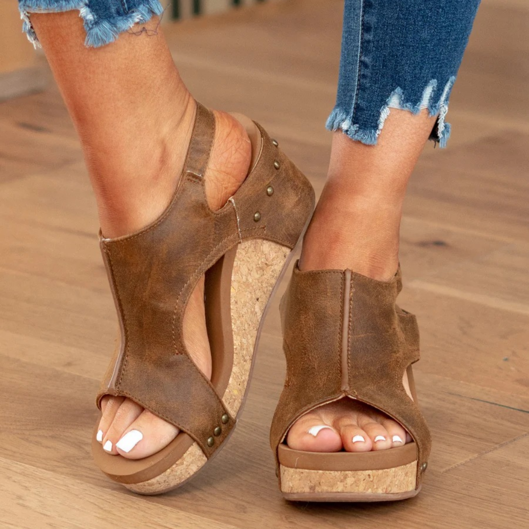 Sandalias ortopédicas con cuña y tachuelas para mujer
