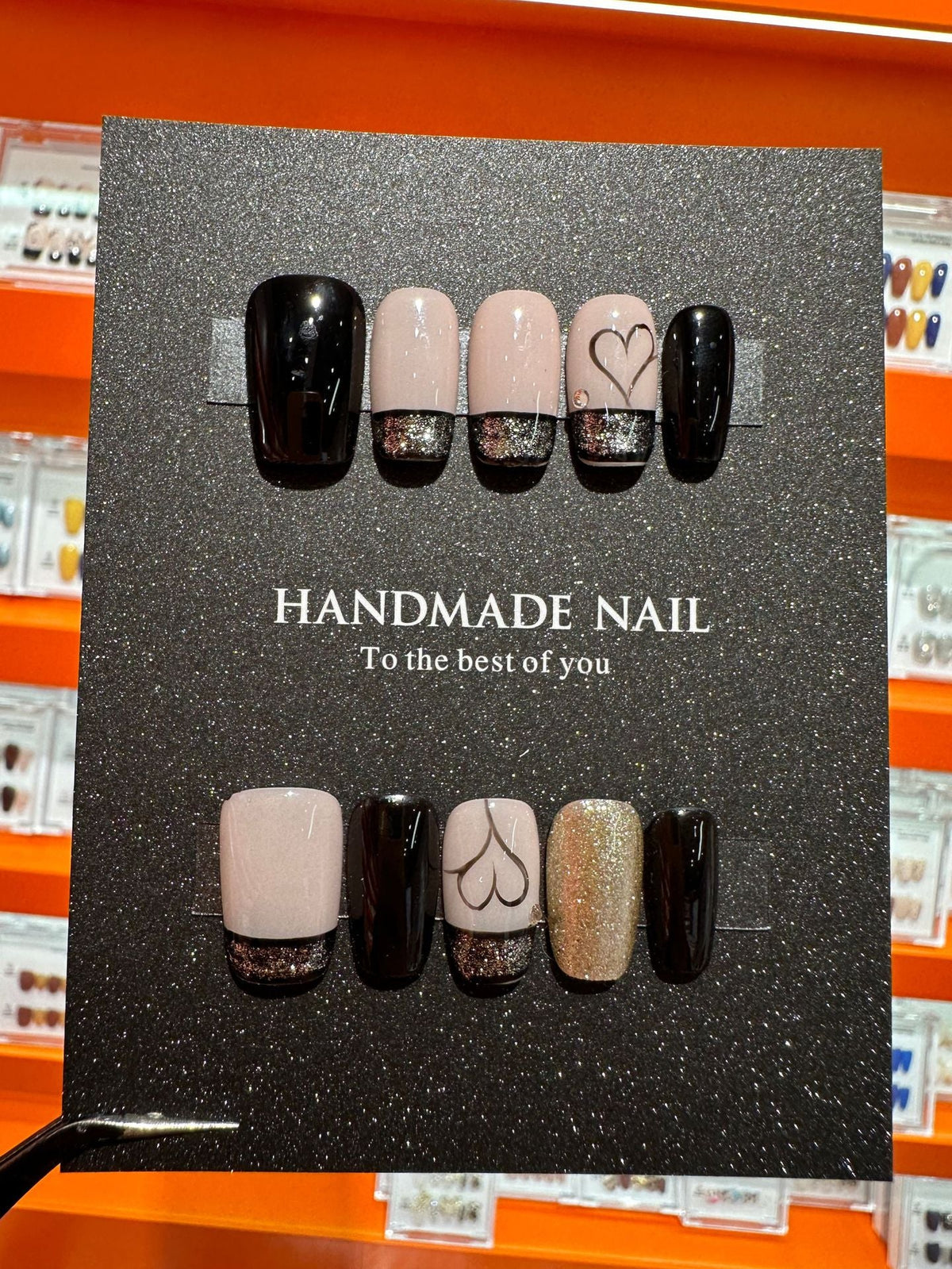 Set de nail art hecho a mano con elegantes detalles de corazón y purpurina