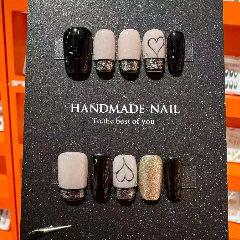 Set de nail art hecho a mano con elegantes detalles de corazón y purpurina