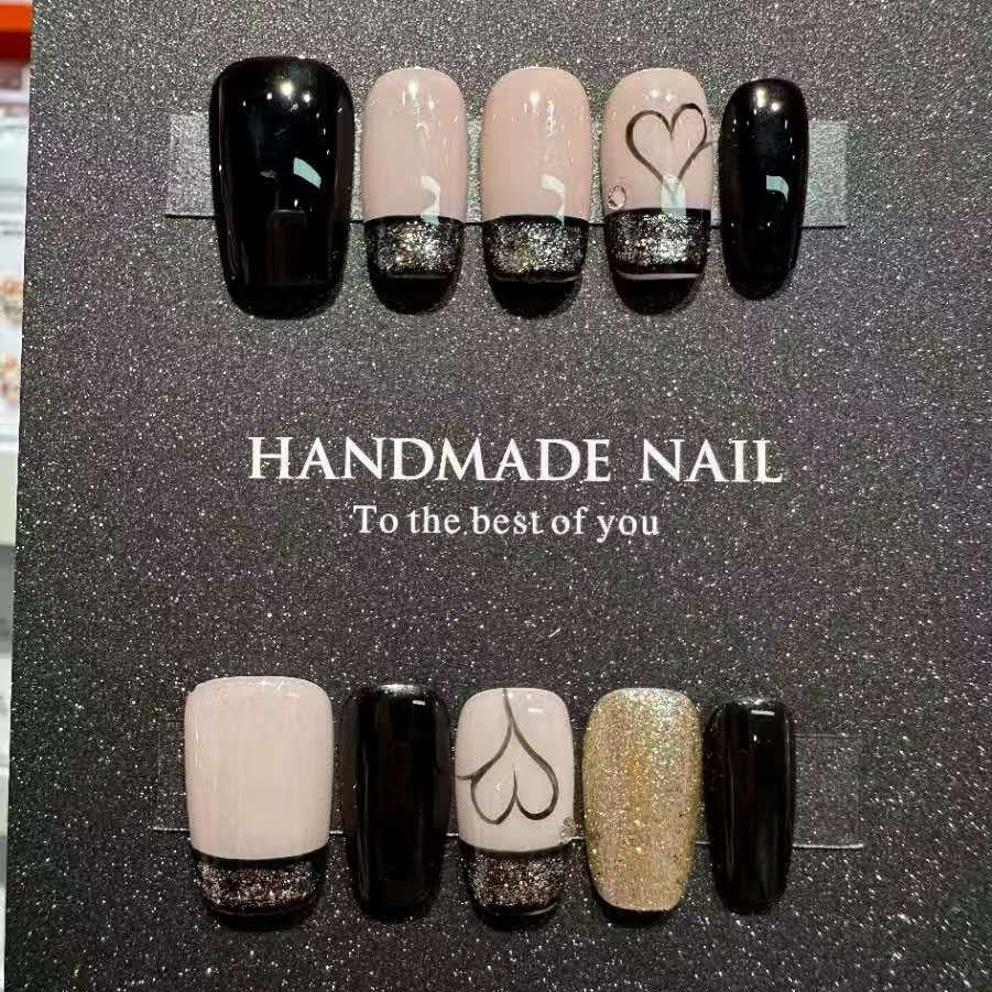 Set de nail art hecho a mano con elegantes detalles de corazón y purpurina