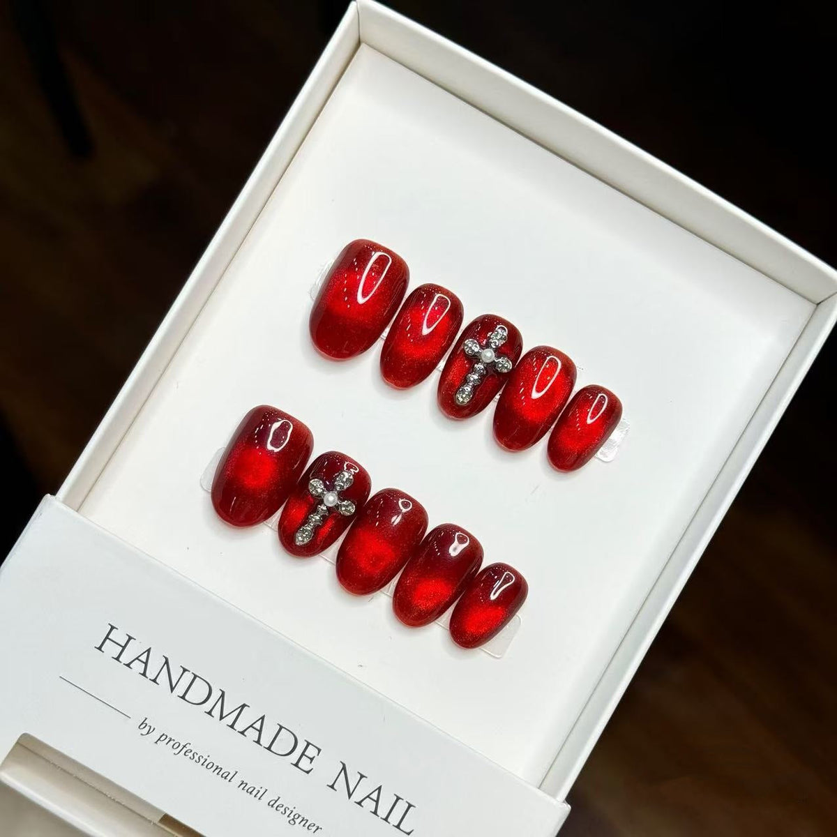 Set de uñas postizas adhesivas artesanales y artísticas con detalles de cruz