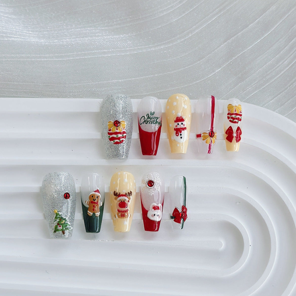 Set de uñas postizas adhesivas con temática navideña